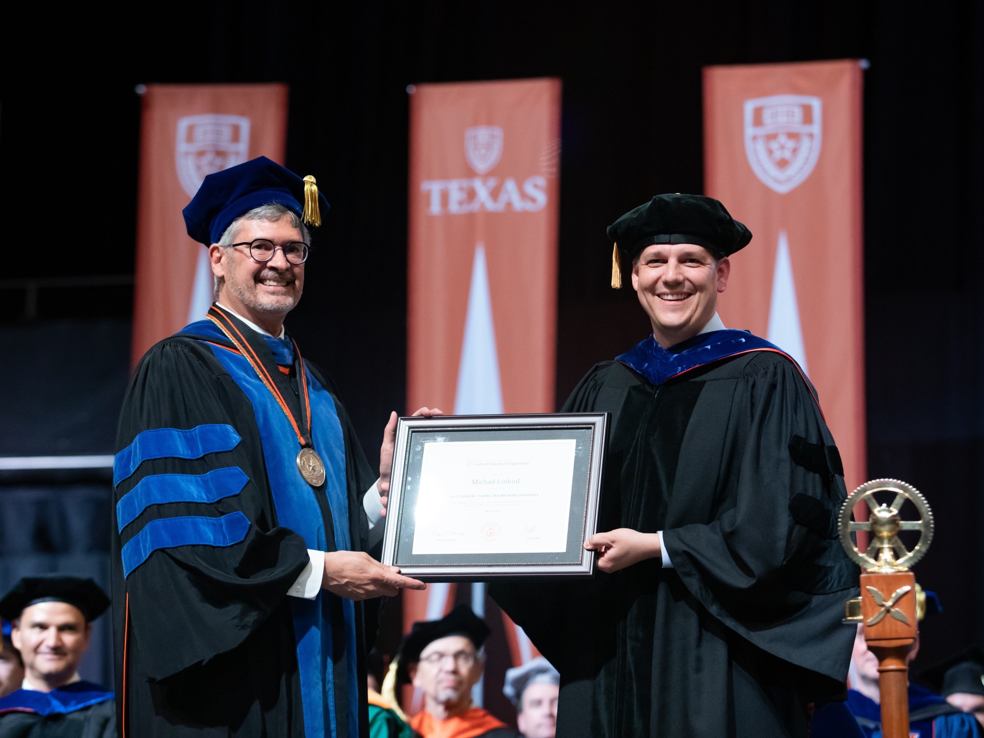 Cockrell School alum Michael Linford and Dean Roger Bonnecaze at commencement