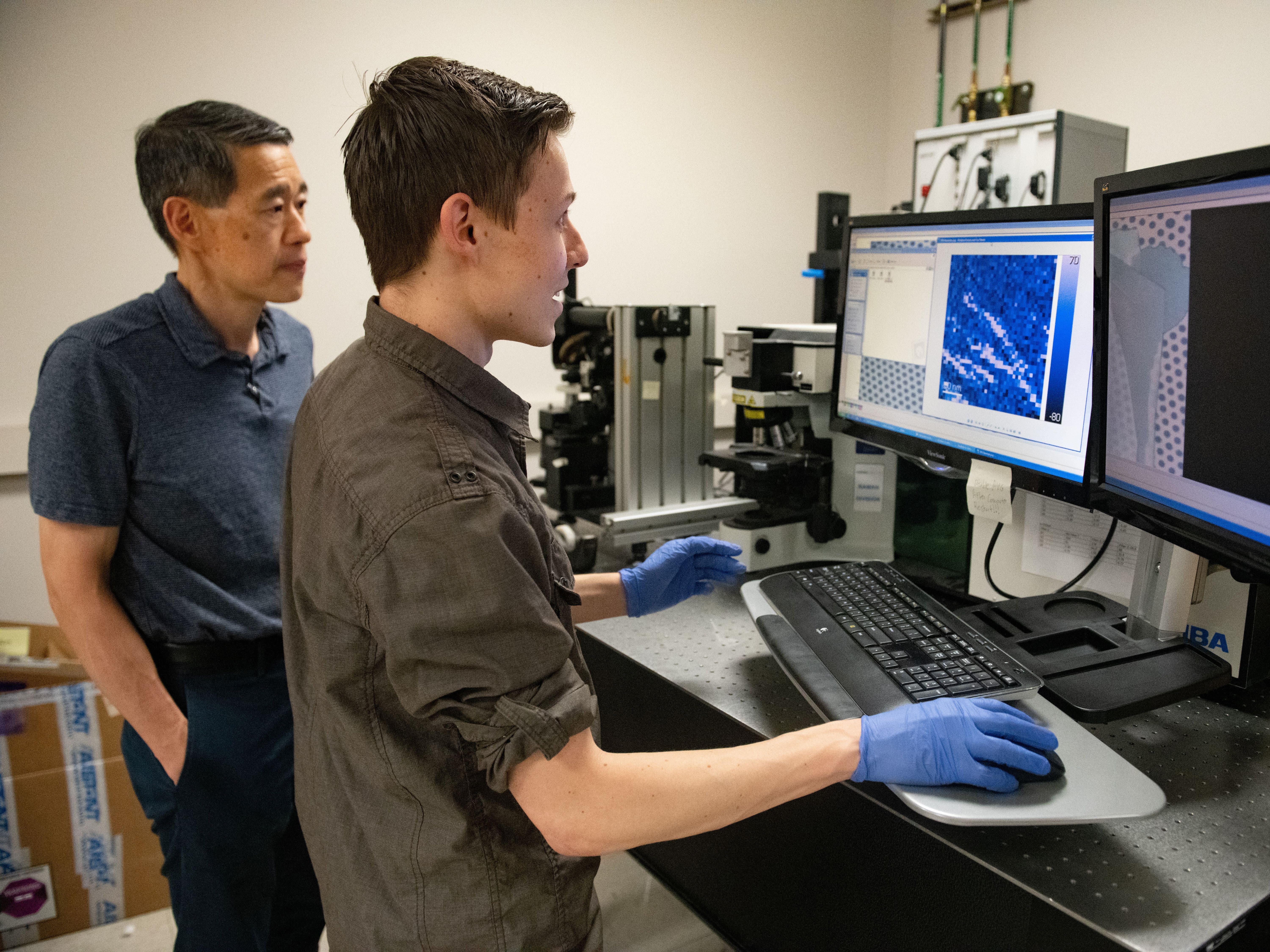 Edward Yu and Cockrell student looking at computer screen