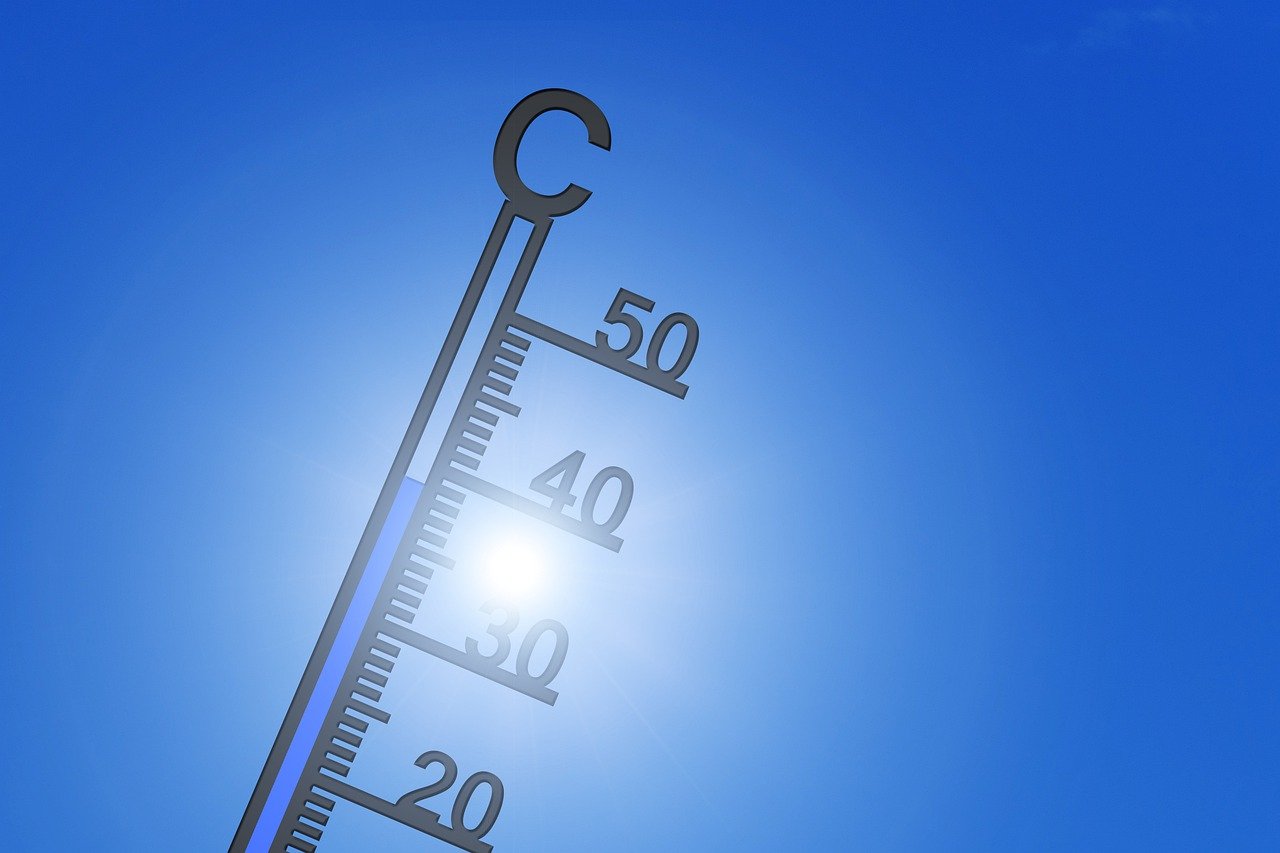 thermometer showing 40 degrees celsius