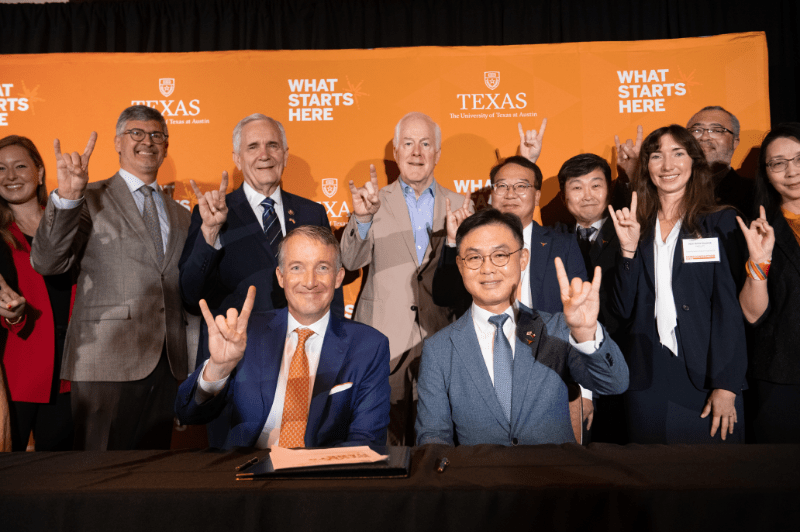 President Jay Hartzell, Dean Roger Bonnecaze and others smiling at Samsung Conference