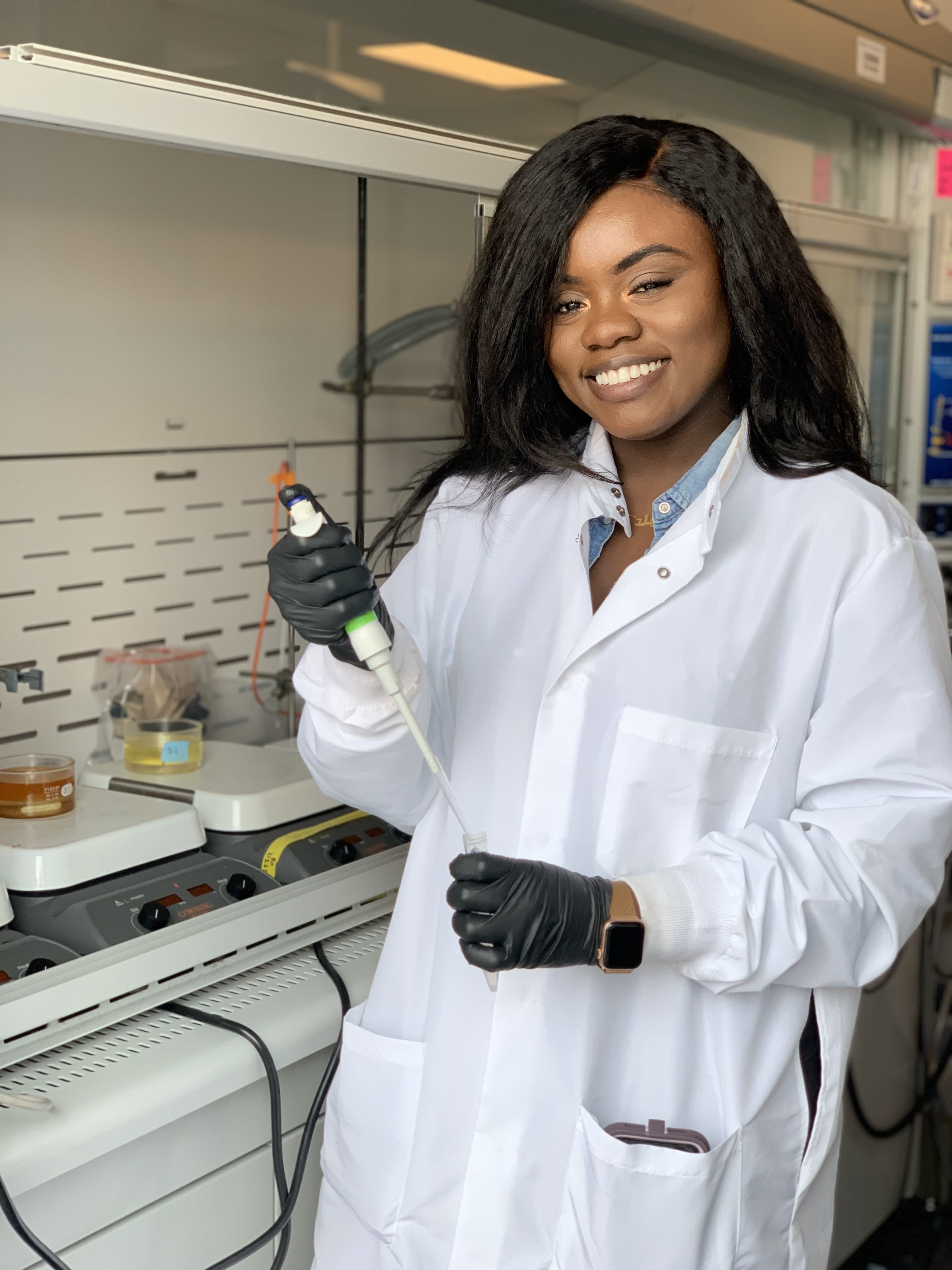 Texas engineer Aaliyah Shodeinde smiling in Nicholas Peppas research lab